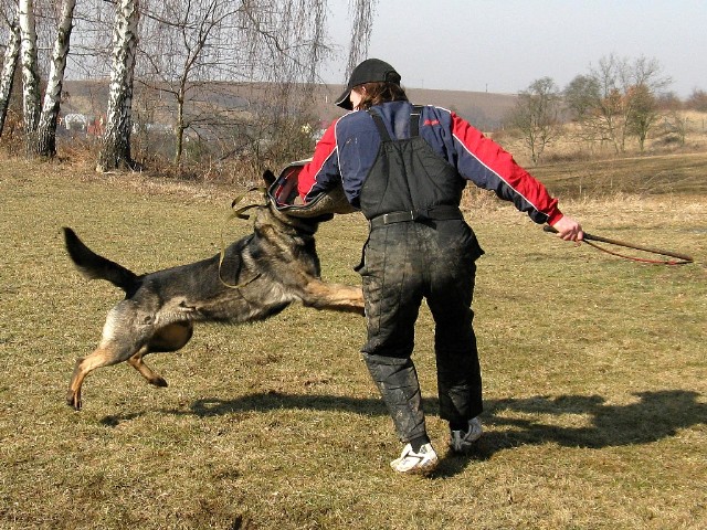 březen